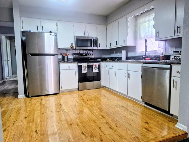 435 E LEACH Avenue, Des Moines, IA 50315