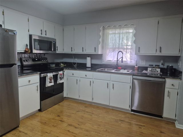435 E LEACH Avenue, Des Moines, IA 50315