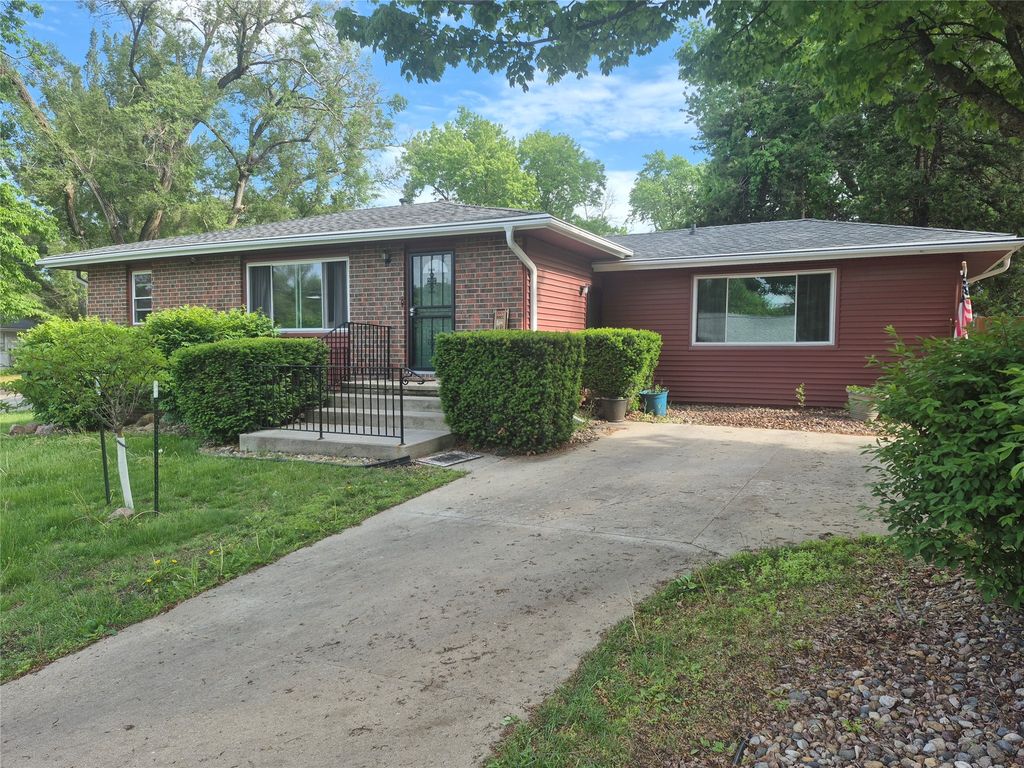 435 E LEACH Avenue, Des Moines, IA 50315