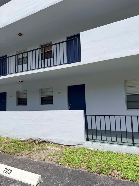 1630 Embassy Drive 104, West Palm Beach, FL 33401