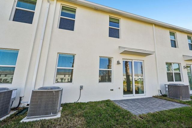 587 Salisbury Circle, Fort Pierce, FL 34982