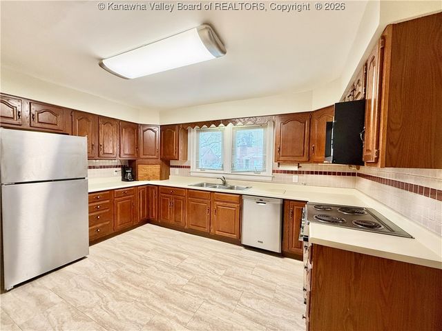 3013 Ridgeview Drive, South Charleston, WV 25303