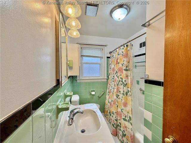 3013 Ridgeview Drive, South Charleston, WV 25303