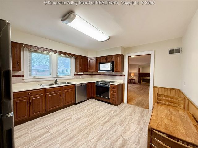 3013 Ridgeview Drive, South Charleston, WV 25303