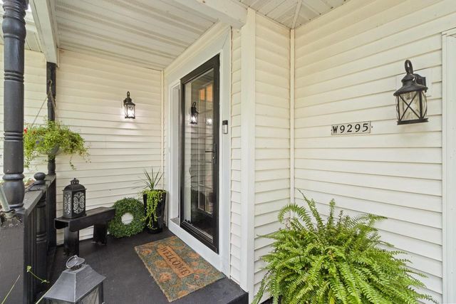 W9295 Oakland Road, Cambridge, WI 53523