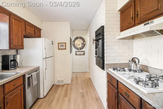 5794 Shetland Way, Waterford, MI 48327