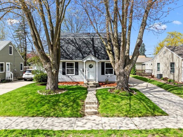 608 Pennsylvania AVENUE, West Bend, WI 53095