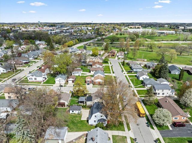 608 Pennsylvania AVENUE, West Bend, WI 53095