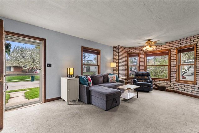 608 Pennsylvania AVENUE, West Bend, WI 53095