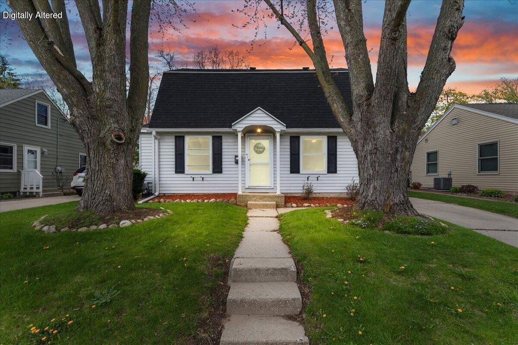 608 Pennsylvania AVENUE, West Bend, WI 53095