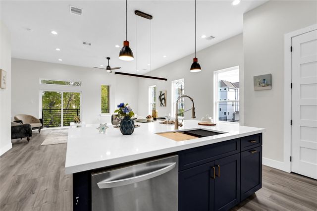 710 Link Road D, Houston, TX 77009