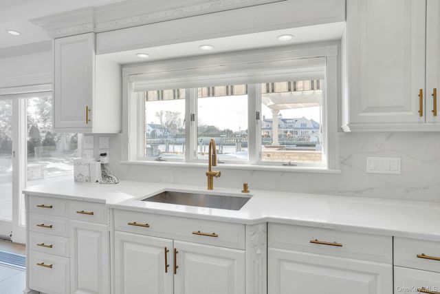 10 Beech Road, Islip, NY 11751