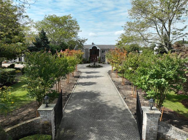 10 Beech Road, Islip, NY 11751