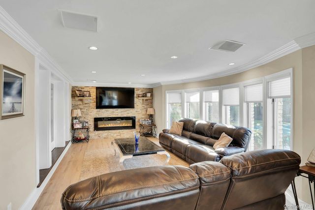 10 Beech Road, Islip, NY 11751