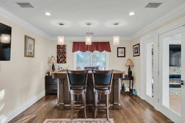 10 Beech Road, Islip, NY 11751