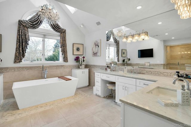 10 Beech Road, Islip, NY 11751