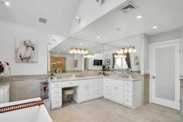 10 Beech Road, Islip, NY 11751