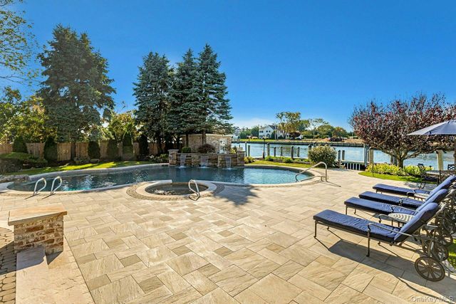 10 Beech Road, Islip, NY 11751