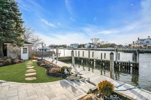 10 Beech Road, Islip, NY 11751