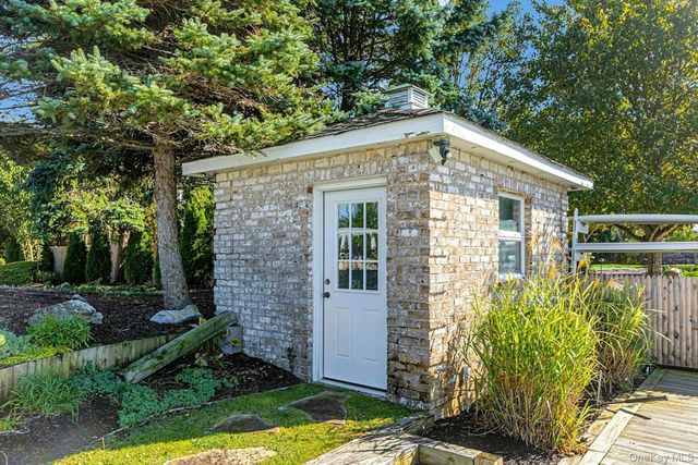 10 Beech Road, Islip, NY 11751