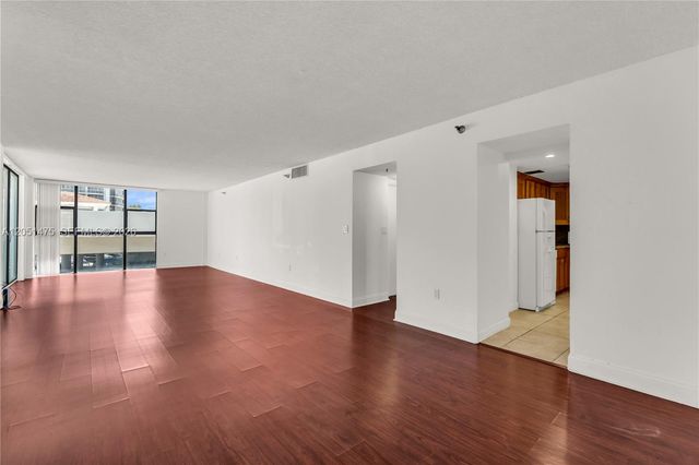 20515 E Country Club Dr 248, Aventura, FL 33180
