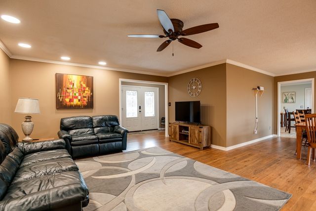 2743 Mouse Tail Rd, Parsons, TN 38363