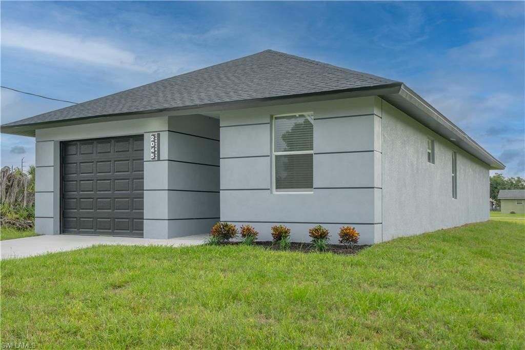2045 Carver AVE, FORT MYERS, FL 33916 — photo 2