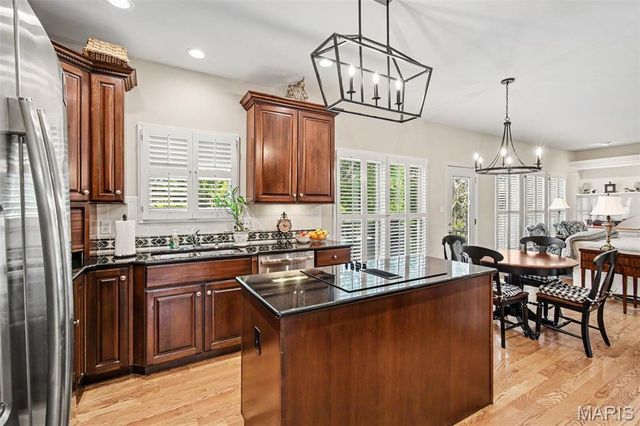 4960 Sunset Oaks Lane, St Louis, MO 63128