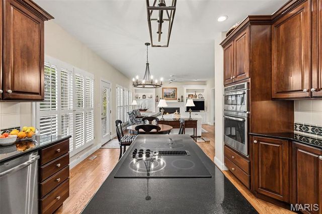 4960 Sunset Oaks Lane, St Louis, MO 63128