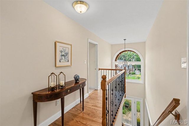 4960 Sunset Oaks Lane, St Louis, MO 63128