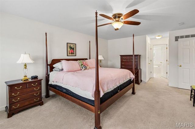 4960 Sunset Oaks Lane, St Louis, MO 63128