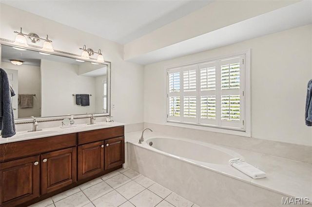 4960 Sunset Oaks Lane, St Louis, MO 63128