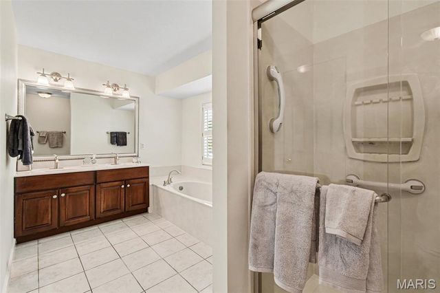 4960 Sunset Oaks Lane, St Louis, MO 63128