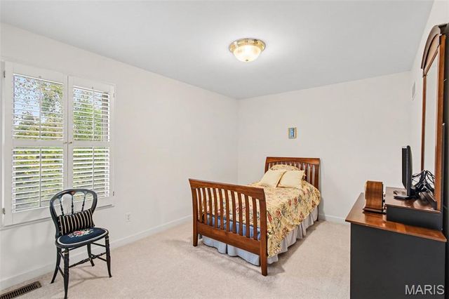 4960 Sunset Oaks Lane, St Louis, MO 63128