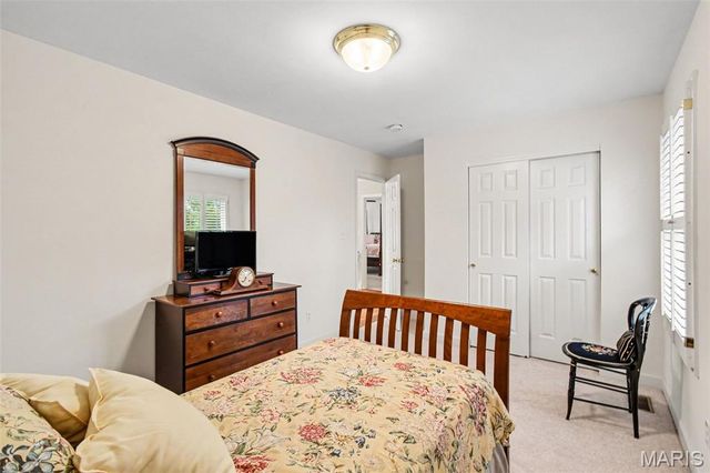4960 Sunset Oaks Lane, St Louis, MO 63128