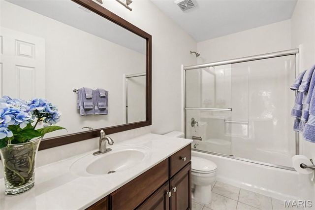 4960 Sunset Oaks Lane, St Louis, MO 63128