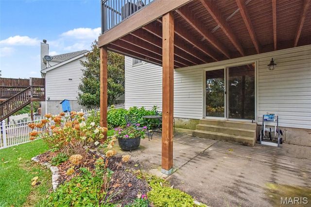 4960 Sunset Oaks Lane, St Louis, MO 63128