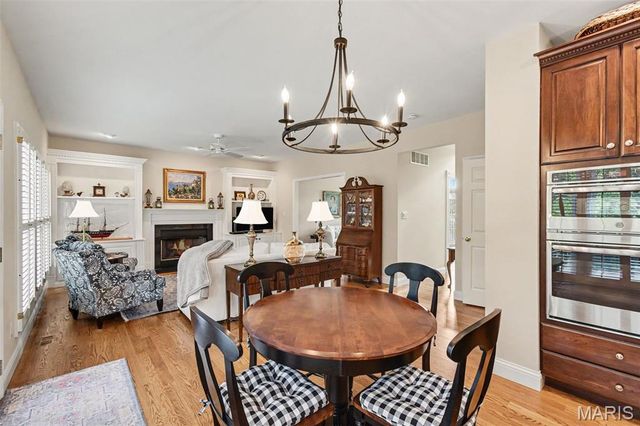 4960 Sunset Oaks Lane, St Louis, MO 63128