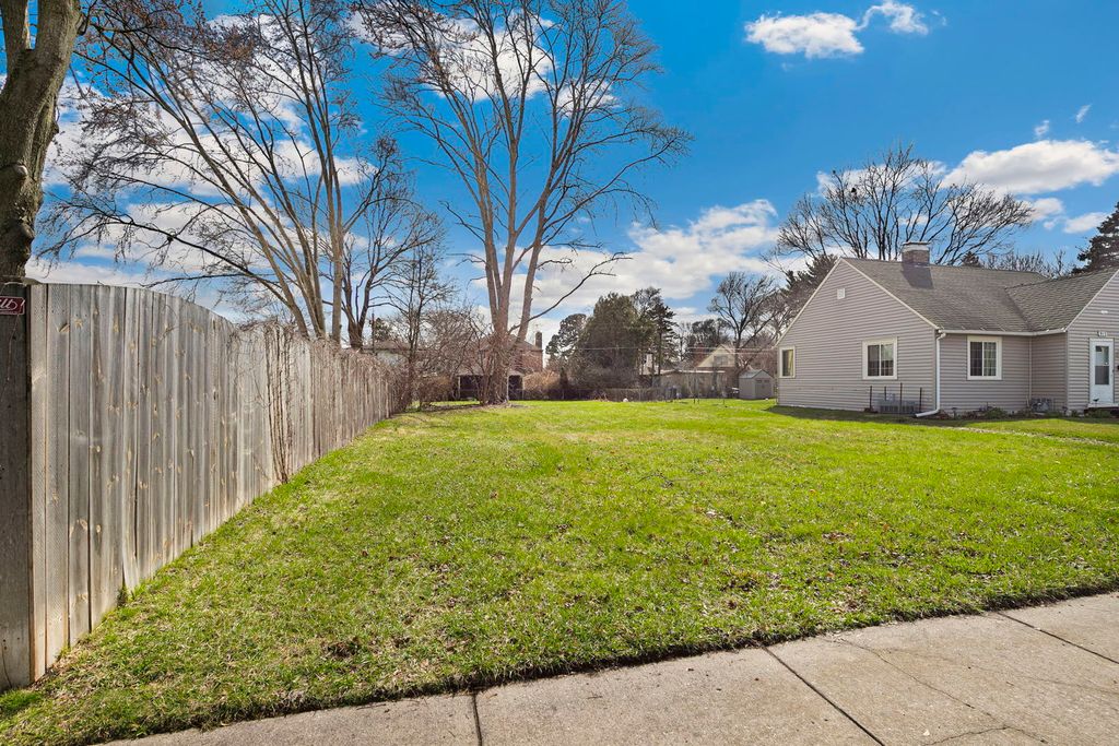 909 Highland Avenue, Waukegan, IL 60085
