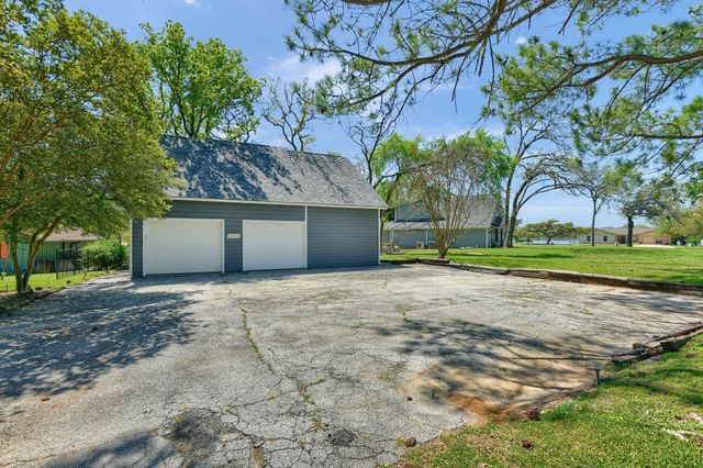 1214 Kiowa Drive E, Lake Kiowa, TX 76240