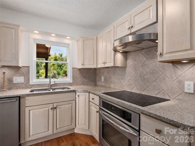 7 Hope Lane, Weaverville, NC 28787