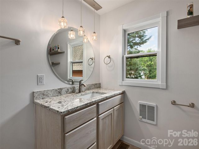 7 Hope Lane, Weaverville, NC 28787