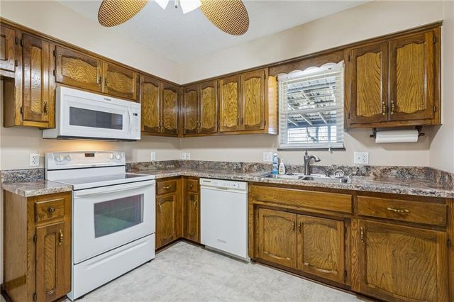 900 Shiloh Court, Liberty, MO 64068