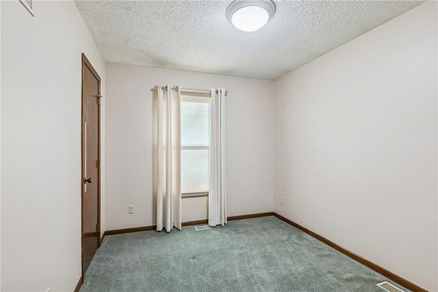 900 Shiloh Court, Liberty, MO 64068