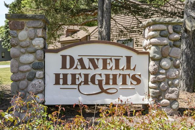 W132N8130 Danell DRIVE, Menomonee Falls, WI 53051