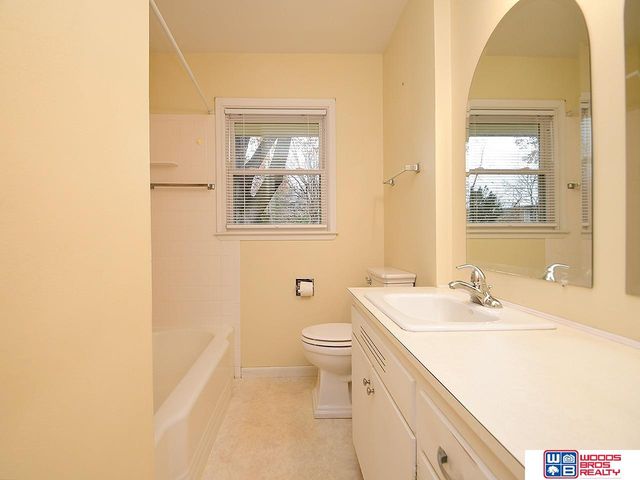 2728 S 44th Street, Lincoln, NE 68506