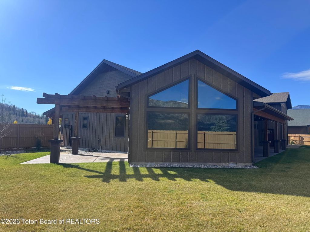 444 RIVER VIEW Drive, Alpine, WY 83128 photo 3