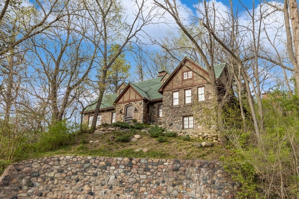 1818 N Dubuque St, Iowa City, IA 52245