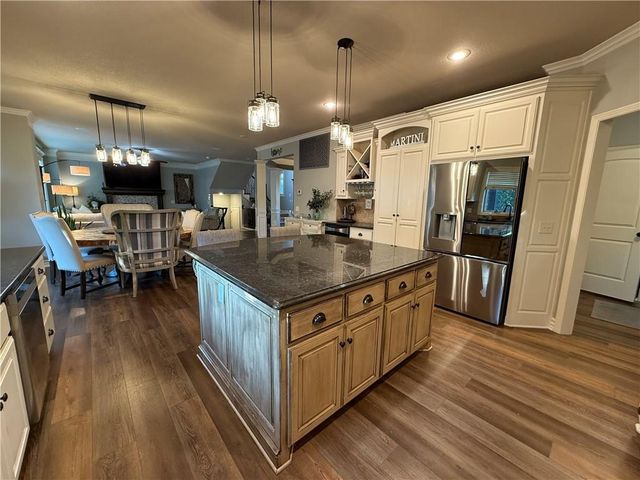 1708 NE Woodland Shores Lane, Lee's Summit, MO 64086