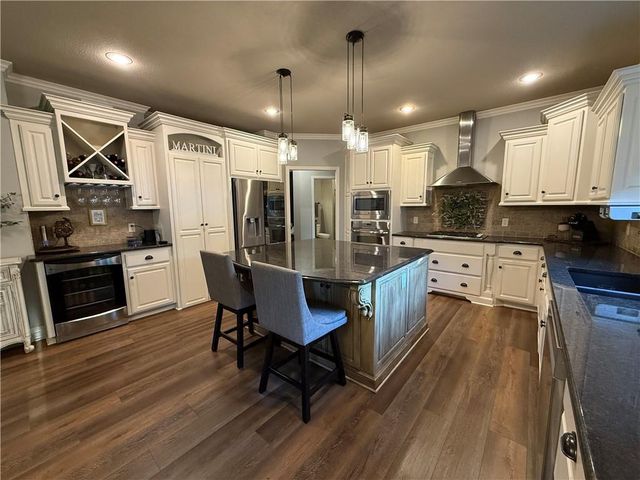 1708 NE Woodland Shores Lane, Lee's Summit, MO 64086